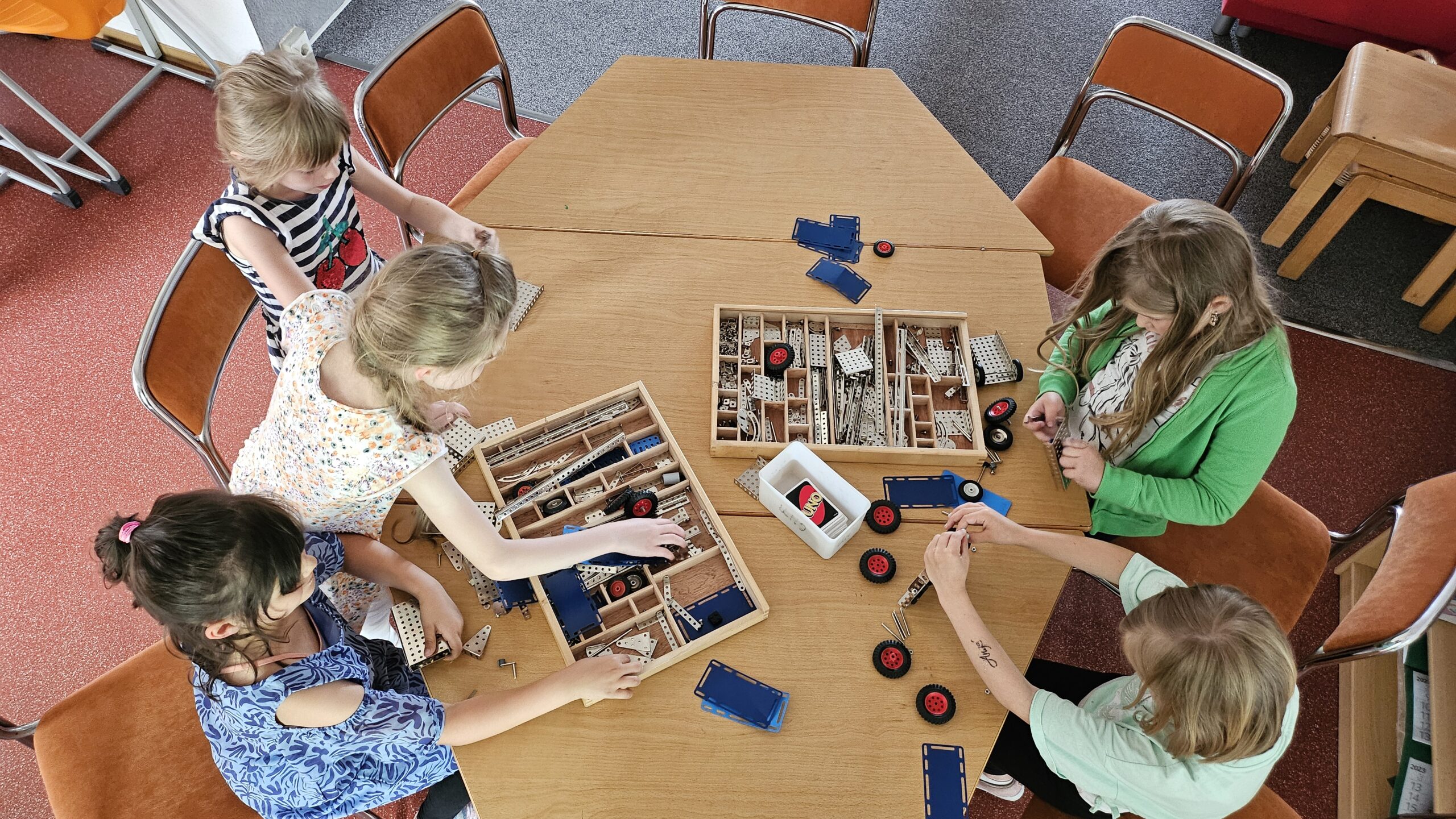 “Der zeitlose Klassiker: Metallbaukästen begeistern auch heute noch Kinder und fördern wichtige Fähigkeiten”