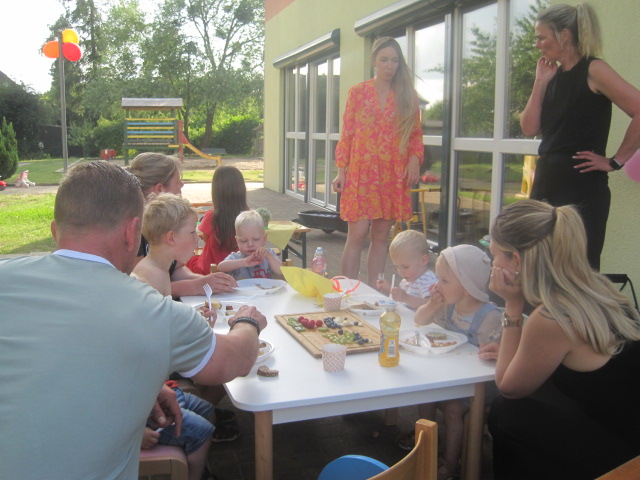 Kinder und Erwachsene essen gemeinsam am Tisch