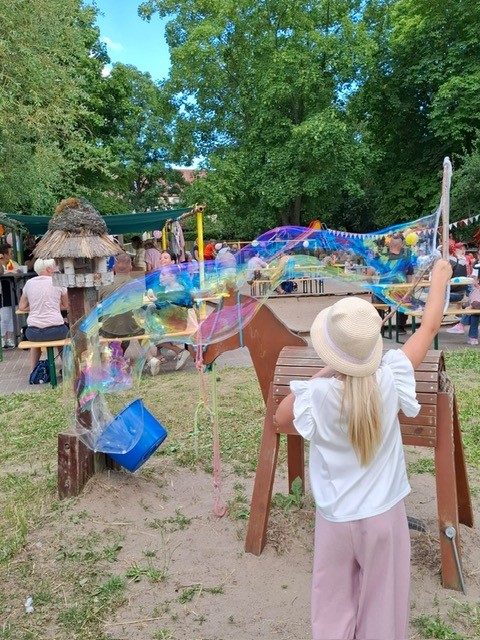 Kind mit Seifenblasen