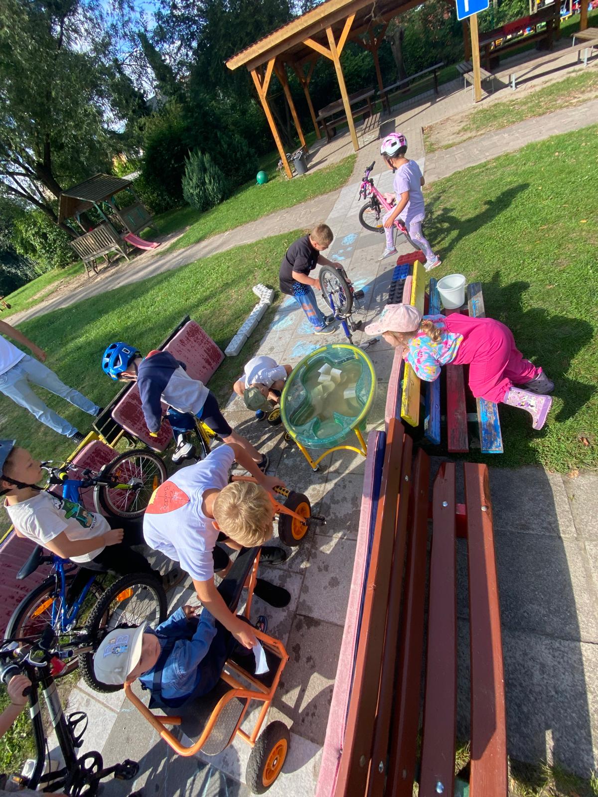Kinder die draußen mit Fahrräder spielen
